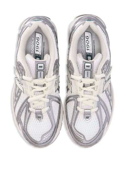 Sneaker bianca di NEW BALANCE caratterizzata da logo laterale, dettagli argento, suola segmentata e lacci. NEW BALANCE | M1906REESILVERMETALLIC